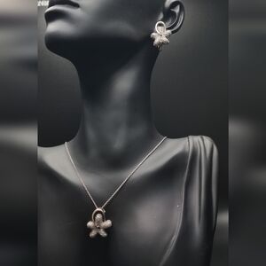 Vintage Floral Pendant Necklace with Reflective Finish